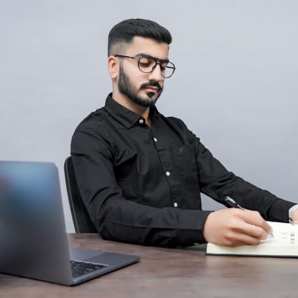 Umowa zlecenie 2025 – skutki zmian dla branży ochrony obiektów handlowych