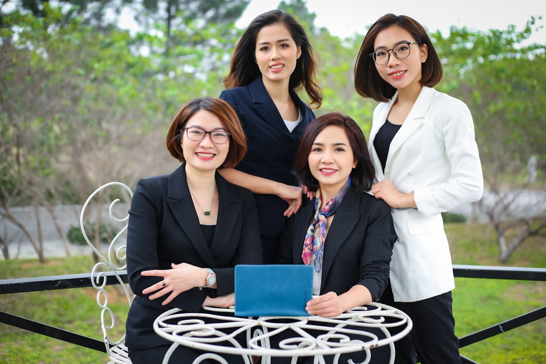 Praca hybrydowa – zarządzanie zespołem sprzedażowym w branży finansowej