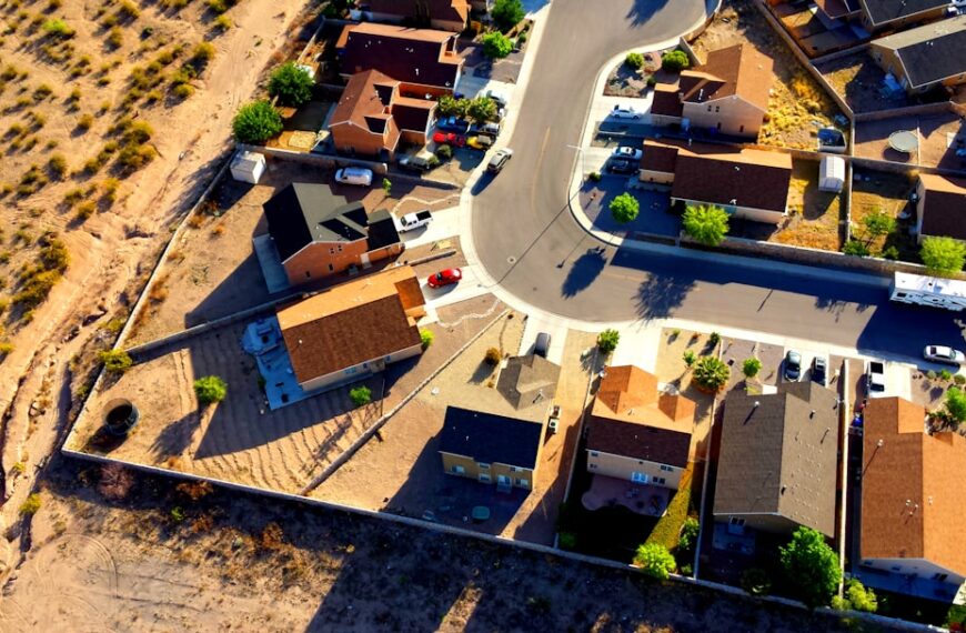 Kredyt hipoteczny czy najem – co bardziej się opłaca w mniejszych miastach?