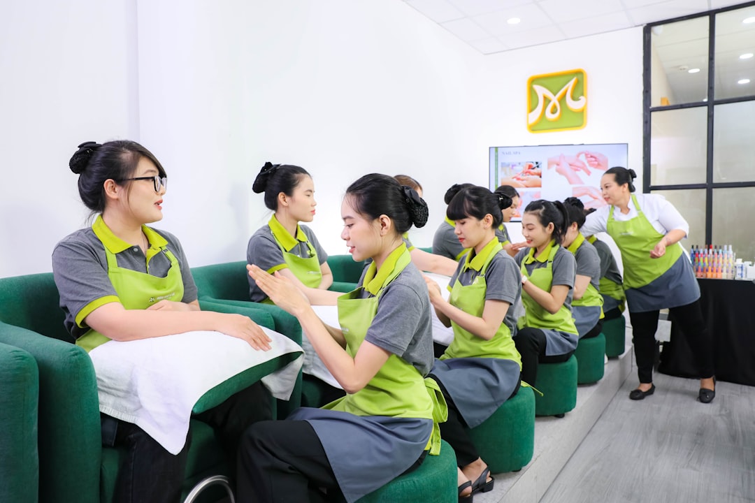 Składki ZUS w 2025 – ile zapłaci jednoosobowa firma świadcząca usługi kosmetyczne?